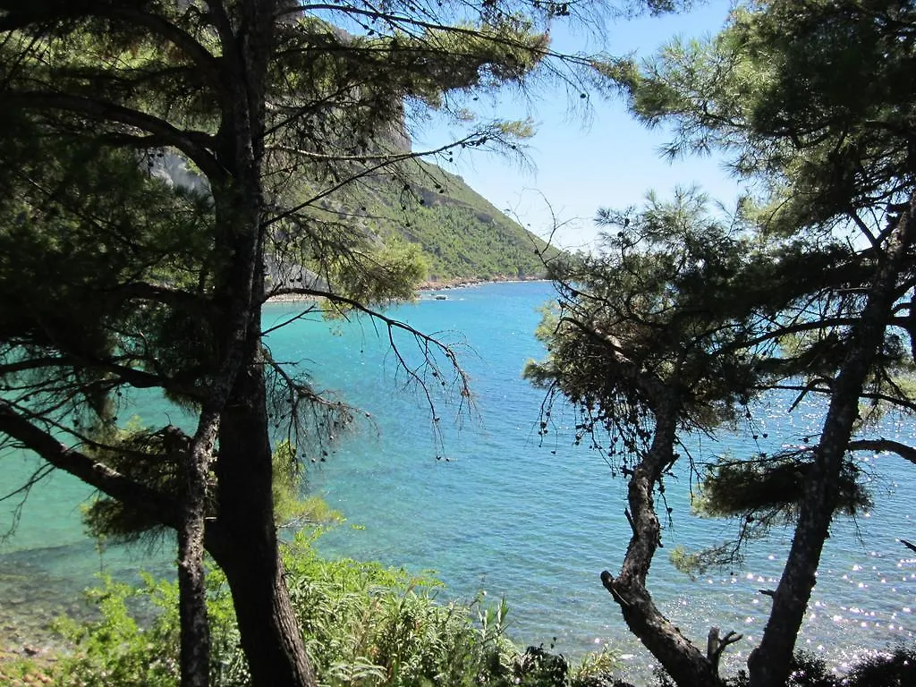 By Cassis Chambre Privee Dans Maison Familiale 0*,  France